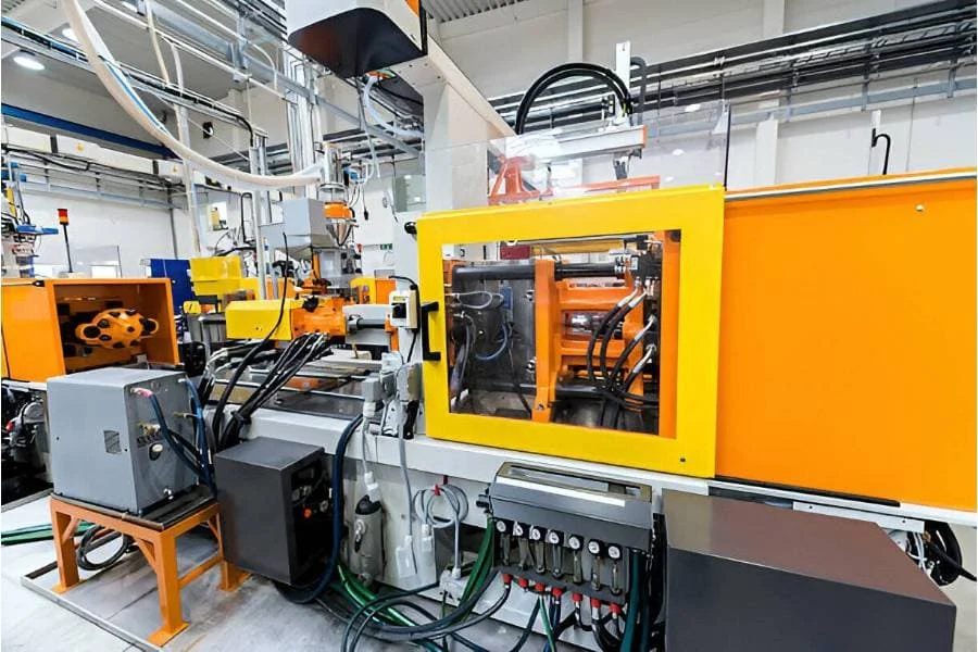 10 Tour Injection Molding Machine In Factory