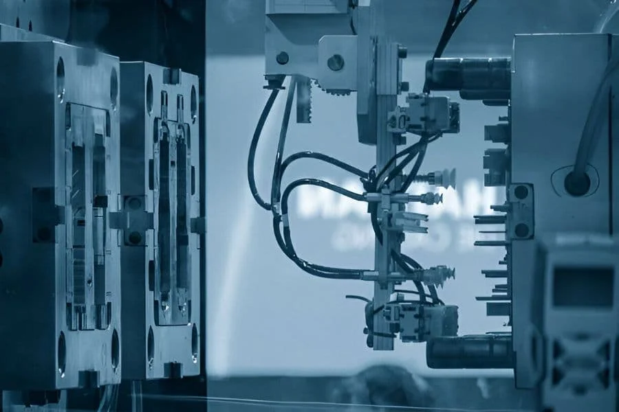 6.2 Injection The Plastic Injection Parts Gripping By Vacuum Robotic System From Injection Machine